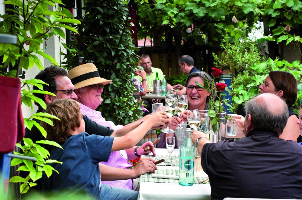 Vom Sommerwein über den traditionellen Silvaner bis hin zum eleganten Spätburgunder – bei dieser großen und vielfältigen Weinauswahl der Familie Laufer ist für jeden Weinfestbesucher etwas dabei.