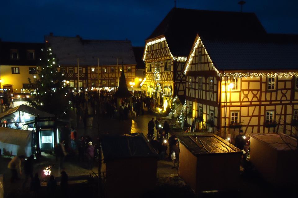 Ein romantische Weihnachtsmarkt auf dem in Lichterglanz erstrahlenden Stadtlauringer Marktplatz lässt Augen leuchten.