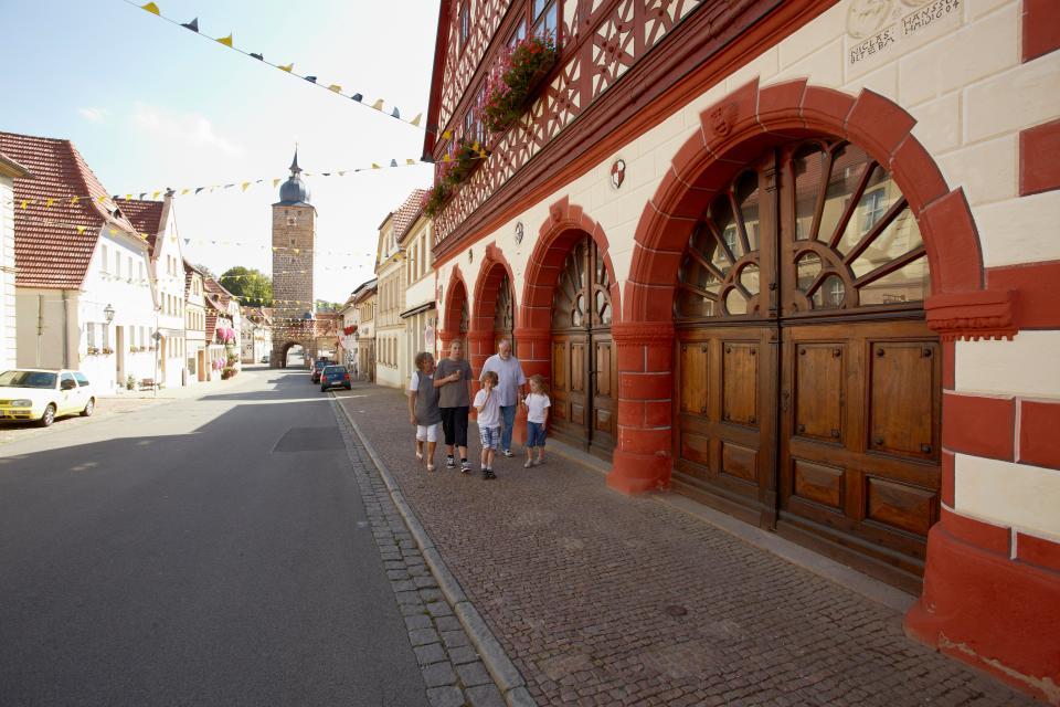 Erfahren Sie mehr über die Fachwerkstadt Ebern bei der 1,5-stündige Führung durch die historische Altstadt.Auf Wunsch kann auch gerne der Grauturm besichtigt werden.