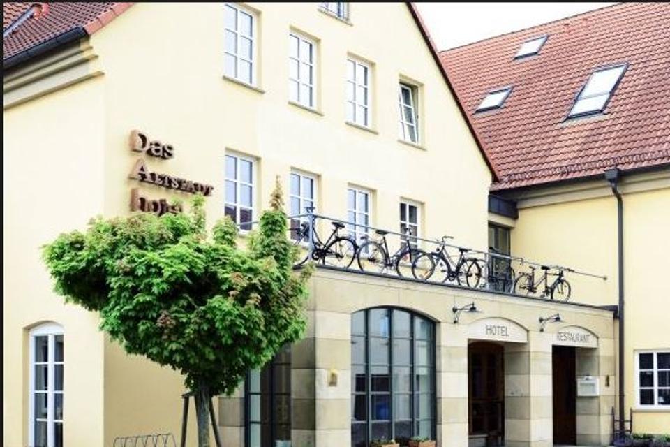 Herzlich Willkommen imAltstadthotel Haßfurt & Restaurant „Alte Schule“ Unser 1997 eröffnete Hotel vereint modern, elegantes Ambientemit historischer Geschichte und lädt Sie zum Wohlfühlen ein.„Wenn Tradi...