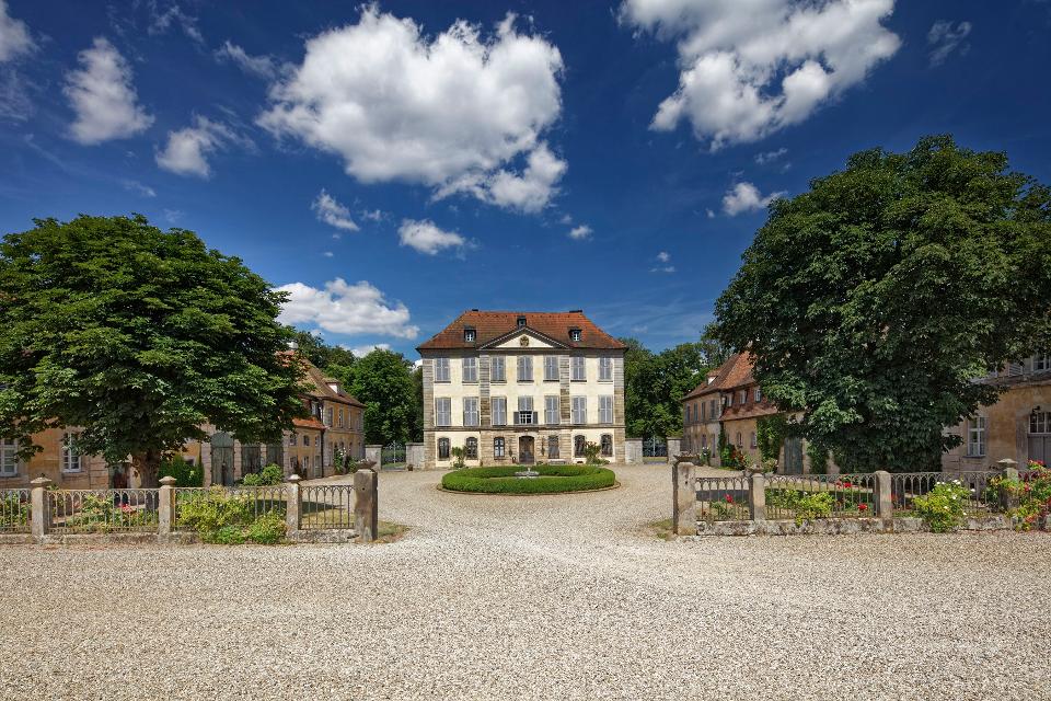 In der romantischen Rokoko-Anlage des Schlosses Birkenfeld sind 5 ehemalige Amtshäuser zu Ferienhäusern und Ferienappartements für je 4-12 Personen umgebaut.&nbsp;Alle haben eine Terrasse und Zugang zum Garten.&nbsp;Schauen Sie gerne für we...