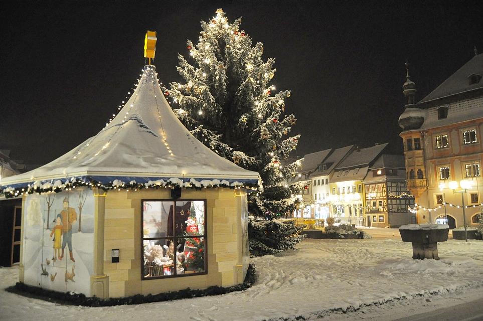 Am Donnerstag den 14.12 ist von 17:00 bis 22:00 Uhr der Winterzauber auf dem Marktplatz in Bad Königshofen geöffnet .