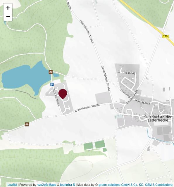 Am Reutsee in Sulzdorf a. d. Lederhecke ist eine Ferienhaussiedelung. In dieser befindet sich ein großer asphaltierter Parkplatz.