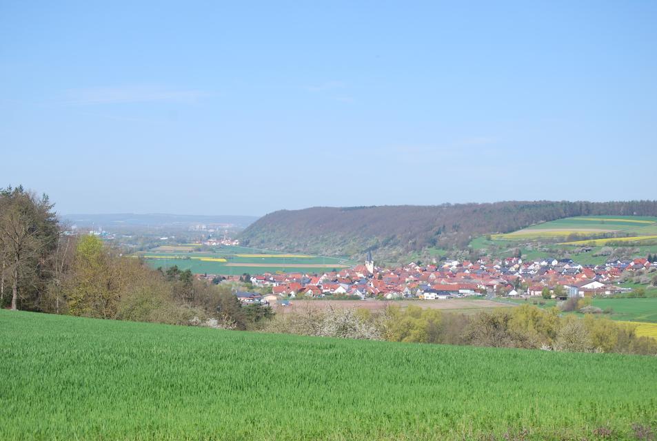 Blick auf Stettfeld, den Ebelsberg und das Maintal