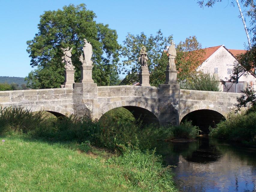 Ein Beispiel für Sandstein als Baustein ist die Brücke in Frickendorf über die Baunach.