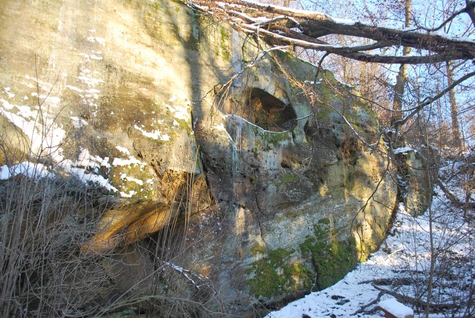 Lichtensteins romantisches Felsenmeer mit Höhlen und Spalten.