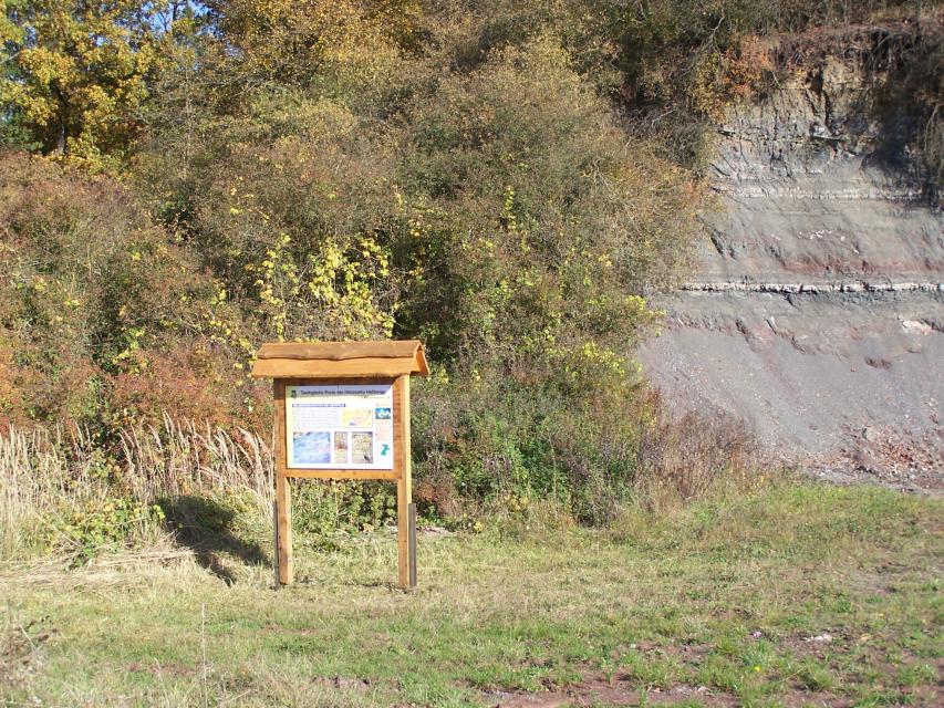 Der Aufschluss befindet sich an der Straße von Serrfeld zur B 279 ca. 1 km von Serrfeld  entfernt (auf der Höhe der Sulzdorfer Mühle). Die aufgeschlossenen Schichten des Keupers besitzen vermutlich das gleiche Alter wie die mächtigen Sandsteine (Coburger Sandstein ca. 200 Mio. Jahre) bei Eltmann und Ebelsbach. Hier finden sich aber nur bunte Tonsiltsteine und dolomitische Mergel (”Steinmergel”) sowie Gips als Knollen und in dünnen Lagen.Vor Sulzdorf a.d.L. biegt rechts eine Straße nach Zimmerau ab. In Zimmerau steht der 