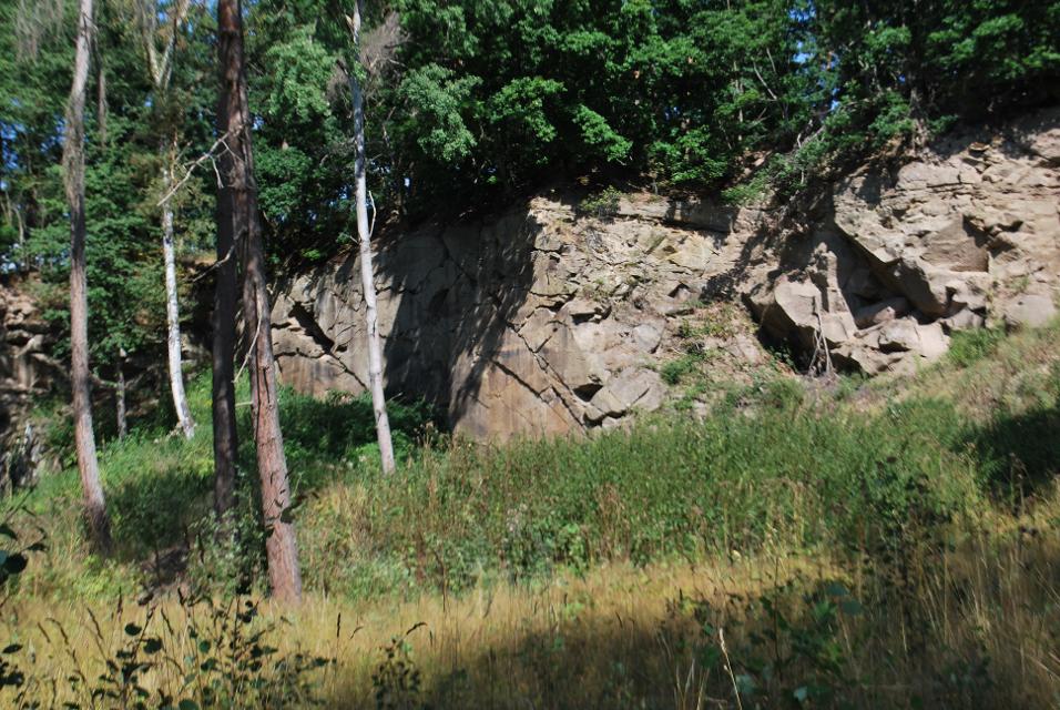 Der Steinbruch nördlich der Ortschaft Eyershausen ist beeindruckend, ohne Nutzung ist er im laufe der Zeit zugewachsen. Im Frühjar 2021 befreite der Naturpark die Steilwände und die Flächen im Steinbruch vom Unterwuchs.