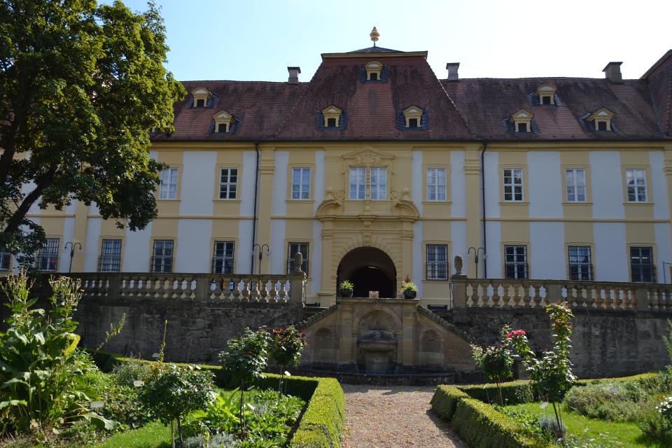 Das Weinfest glänzt mit dem besonderen Ambiente des Schlosses Oberschwappach im Abt-Degen-Weintal