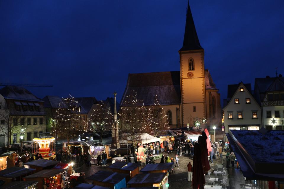 Der Weihnachtsmarkt auf dem Marktplatz in Haßfurt besteht aus zahlreichen Verkaufsständen an denen dem Besucher weihnachtliche Backwaren und warme Speisen angeboten werden. Gegen die Kälte wird Glühwein oder Feuerzangenbowle angeboten. Der Weihnachtsmarkt hat lange Tra...