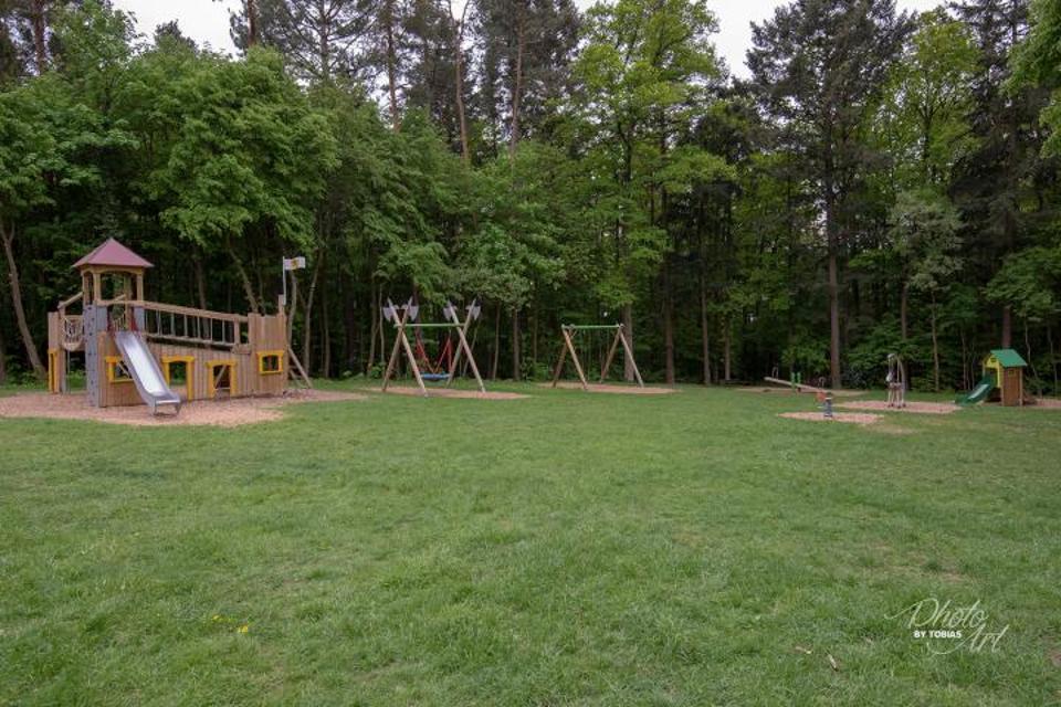 Der Waldspielplatz auf einer schönen Lichtung bei Königsberg ist ein beliebter Ausflugsort für Familien mit Kindern, Schülergruppen und Wanderer. 