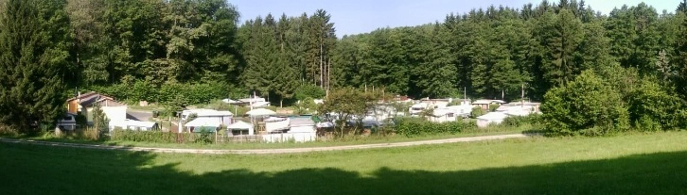 Der naturbelassene Campingplatz liegt in unmittelbarer Nähe zum Ellertshäuser See und bietet mit einer Fläche von 15.000 qm auch genug Platz für Wohnmobile.