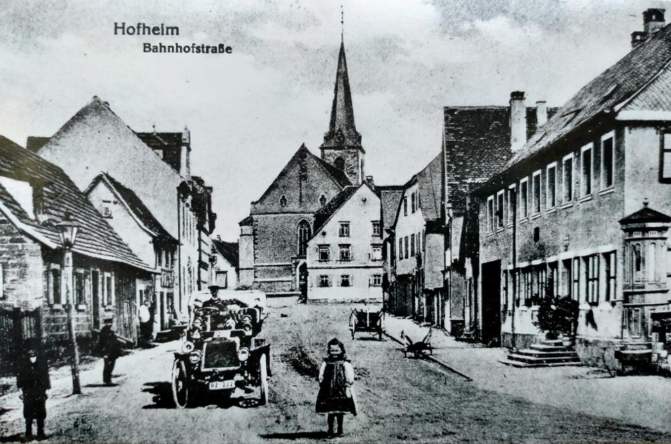 ▶️ Hören Sie Interessantes über die Stadtbefestigung Hofheims. Hier befand sich bis zu seinem Abriss 1603 das „Lendershäuser Tor“. Nein, dies ist kein Schreibfehler! Das „Untere Tor“ in Hofheim wird im Volksmund...