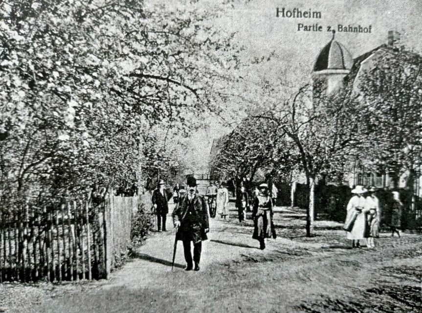 ▶️ Hören Sie die Geschichte des “Hofheimerles”, der Hofheimer Eisenbahn.▶️ Der letzte Postbeamte erzählt aus vergangenen Zeiten. Am 15.03.1892 wurde die Lokalbahn Hofheim – Haßfurt eingew...