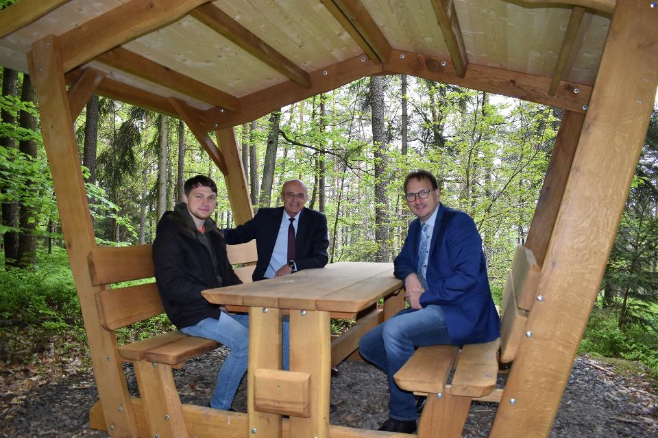 Maroldsweisach - Wanderer im beliebten Naturpark Haßberge können sich über ein neues Schmuckstück freuen: in Altenstein, einem idyllischen Ortsteil von Maroldsweisach, wurde eine moderne, überdachte Sitzgruppe errichtet. 