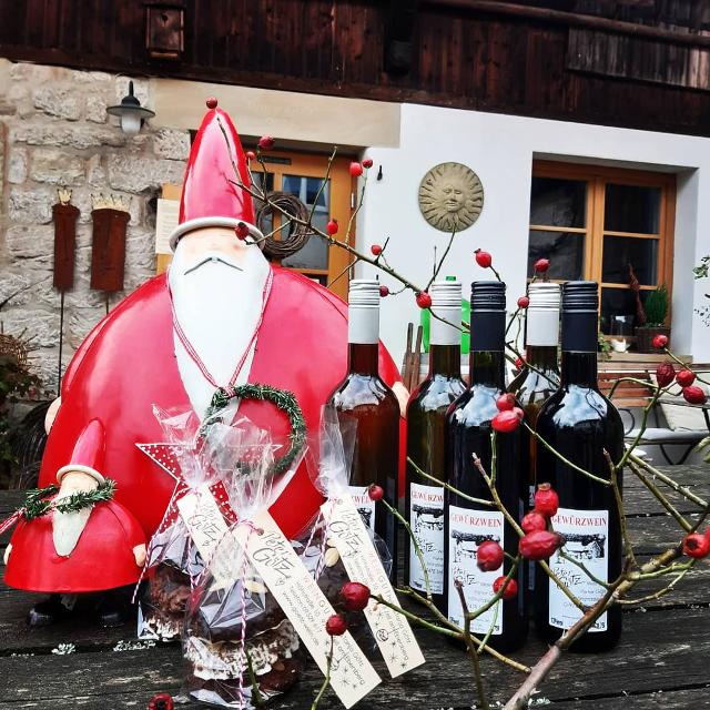 Das Weingut Peter & Tanja Götz läd am 3. Dezember ab 14 Uhr in seinen weihnachtlich geschmückten Götzenhof zum Weihnachtsmarkt ein. Verweilen sie bei Götzengewürzwein & Anneliesenlebkuchen und anderen weihnachtlichen Leckereien. Stimmen sie sich am 1. Advent  ein  mit Alphornbläsern  und weihn...