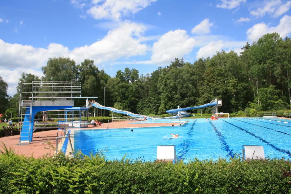 Schwimmbecken mit Sprungturm und Rutsche