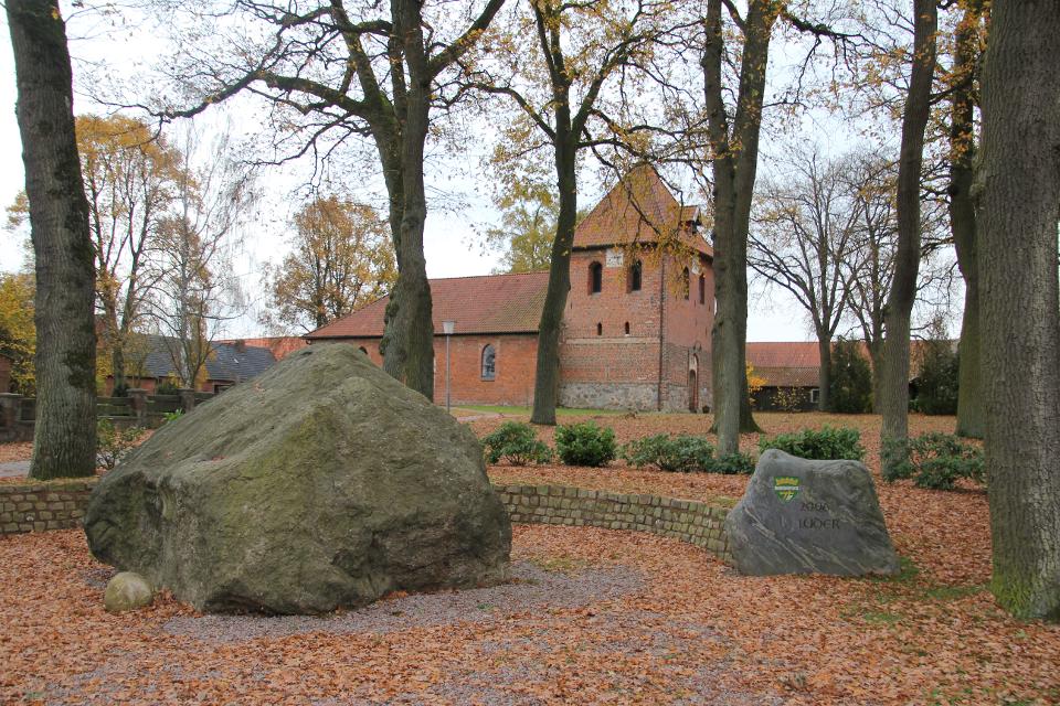 Riese von Lüder und Feldsteinkapelle St. Bartholomäus