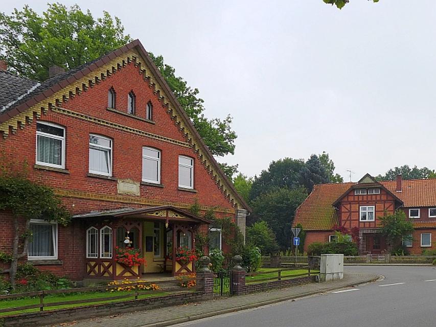 Prächtige Bauernhäuser, hier in Linden, prägen vielerorts das Dorfbild.