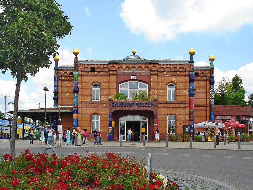 HUndertwasser Bahnhof Uelzen mit Blick vom Kreisel aus im Sommer unter blauem Himmel