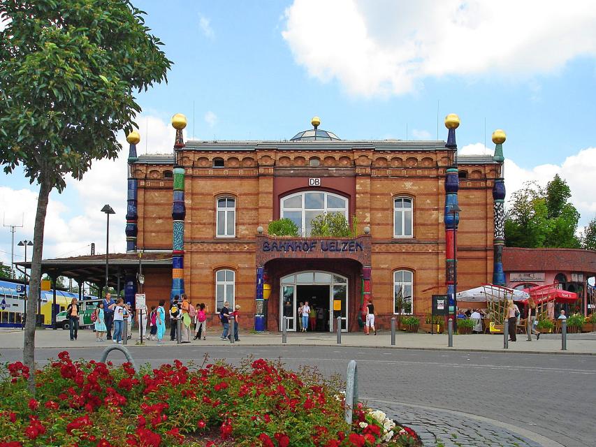 Nach Plänen von Friedensreich Hundertwasser wurde der alte Fernbahnhof Uelzen im Rahmen der EXPO 2000 zum Kultur- und Umweltbahnhof umgestaltet.