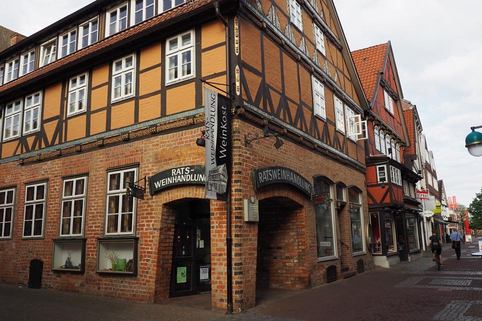 Um 1500 wurde das „Nige Hus“ als Erweiterung des Alten Rathauses gebaut. Der Rat der Stadt nutzte es als Tanz- und Hochzeitshaus mit Wein- und Bierkeller. 