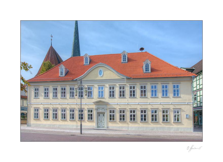Dort, wo sich die Marktstraßen kreuzen, steht Uelzens Altes Rathaus. Bis 1997 noch im Dienste der Stadtverwaltung, beherbergt es jetzt die Kreisvolkshochschule Uelzen/Lüchow-Dannenberg und ein Café-Restaurant. 