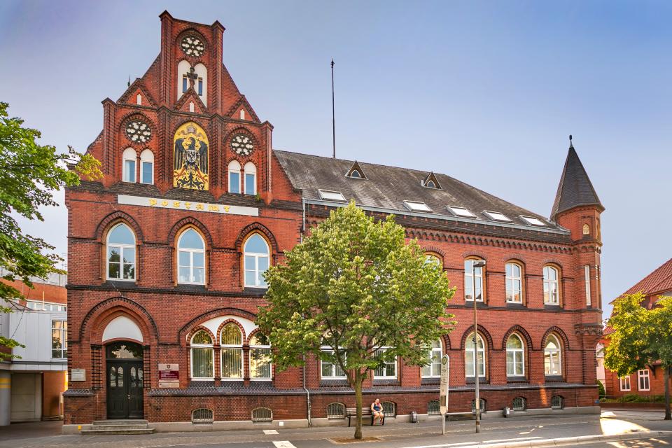 In der Bahnhofstraße befindet sich das historische kaiserliche Postamt. Das repräsentative Gebäude wurde im Jahre 1896 erbaut.  