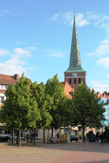 Die 1292 geweihte, gotische St.-Marien-Kirche mit ihrem 86 Meter hohen Turm entstand zwischen dem 13. und 14. Jahrhundert.   