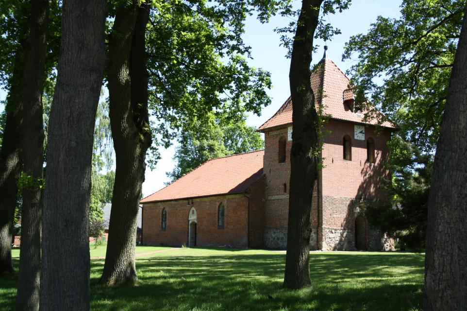 Blick auf die Kirche mit Glockenturm im Vordergrund
