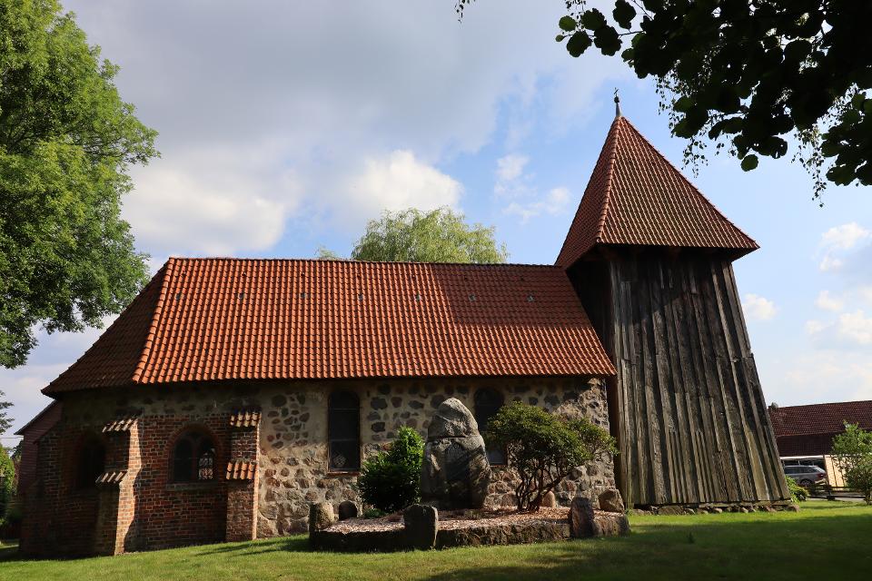 Feldsteinkapelle mit Holzglockenturm