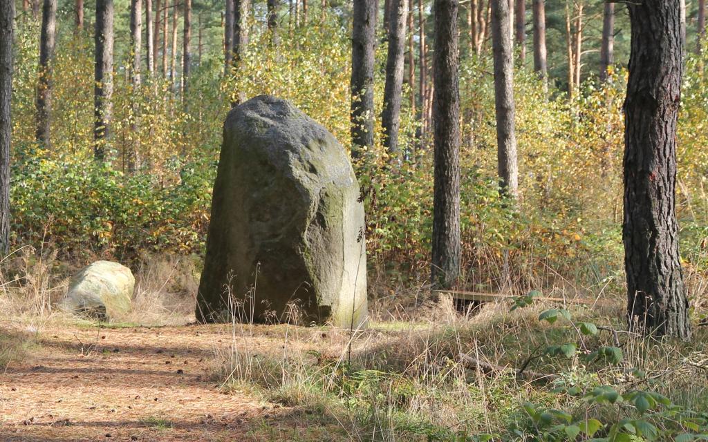 Die Brautsteine bei Schmölau - ein großer, senkrecht in der Erde stehender Findling und daneben ein kleinerer, waagerecht auf dem Boden liegender Felsen.