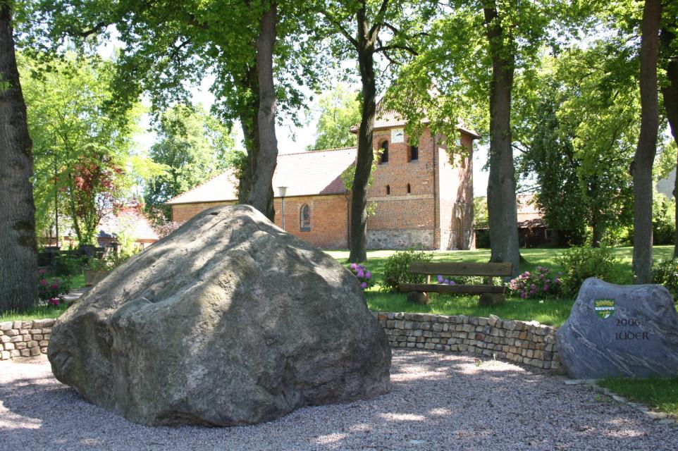 Dorfzentrum Lüder mit dem gepflasterten Kirchvorplatz auf dem sich der Stein befindet