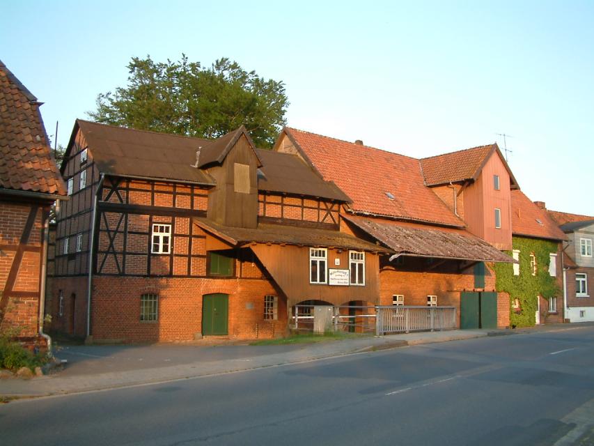 Die Wassermühle in dem Heidedorf Hanstedt I ist bereits seit dem 14. Jahrhundert als Öl- und Kornmühle nachgewiesen.
