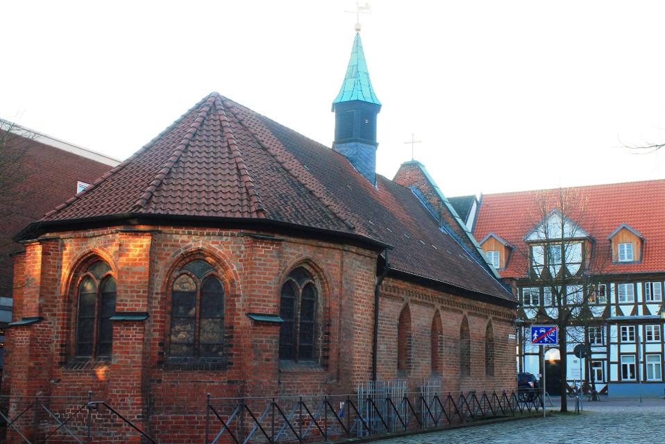 Die Heiligen-Geist-Kapelle wurde erstmals 1321 erwähnt und gehörte zu einem Hospital. Die Glasfenster wurden um 1420 gefertigt und erst im 19. Jahrhundert in die Kapelle eingefügt.   