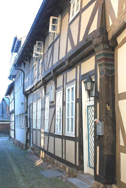 Man muss schon genau hinsehen, um die „Mäusetwiete“ zu finden. Aber es lohnt sich, denn an der rechten Seite des Durchgangs, von der Lüneburger Straße kommend, steht Uelzens ältestes Fachwerkhaus.   