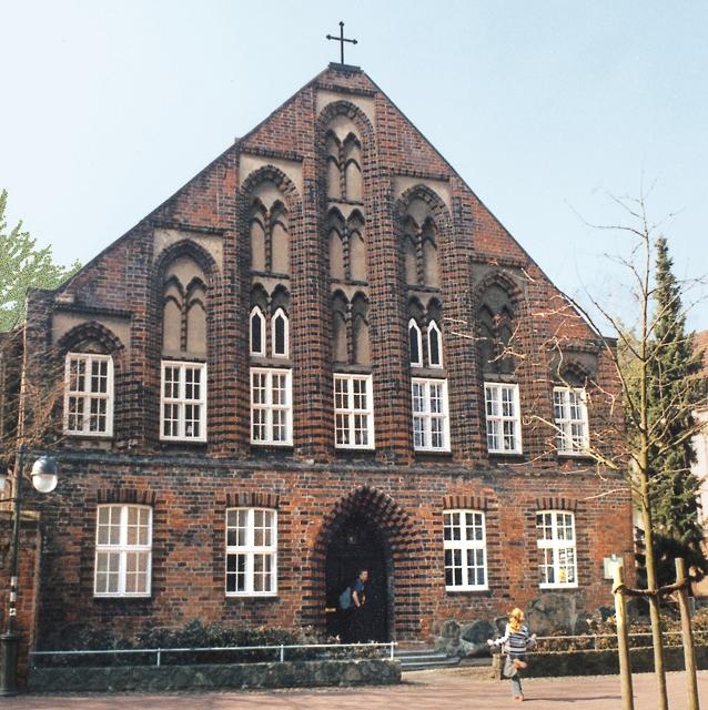 Die im gotischen Stil 1292 errichtete Propstei ist Wohn- und Amtssitz des Propstes des ev.-luth. Kirchenkreises Uelzen.