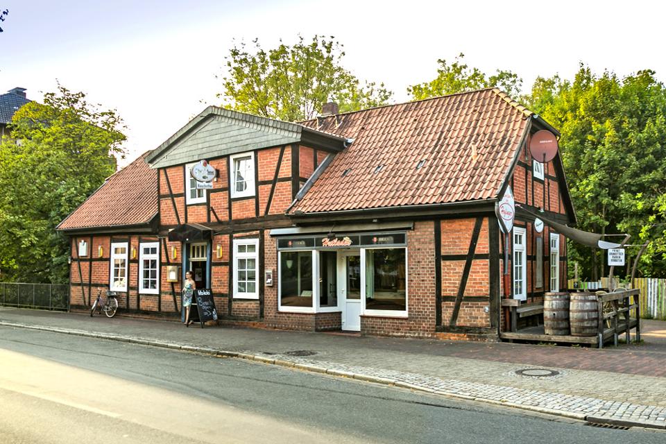 In der Gudesstraße am Ostufer der Ilmenau, befindet sich ein kleines, eher unscheinbares Fachwerkhaus – das Torwärterhaus.