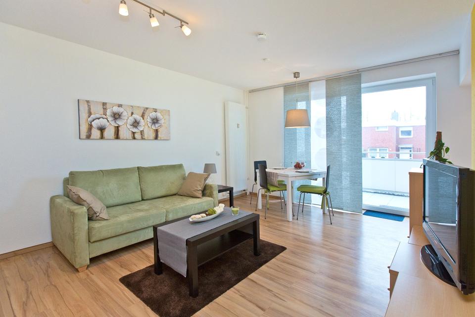 Die 33 m², gemütliche und geschmackvoll eingerichtete Ferienwohnung in Uelzens Zentrum besteht aus einem hellen Zimmer mit zusätzlicher Küche, barrierearmen Duschbad und Balkon und eignet sich für zwei Personen.         