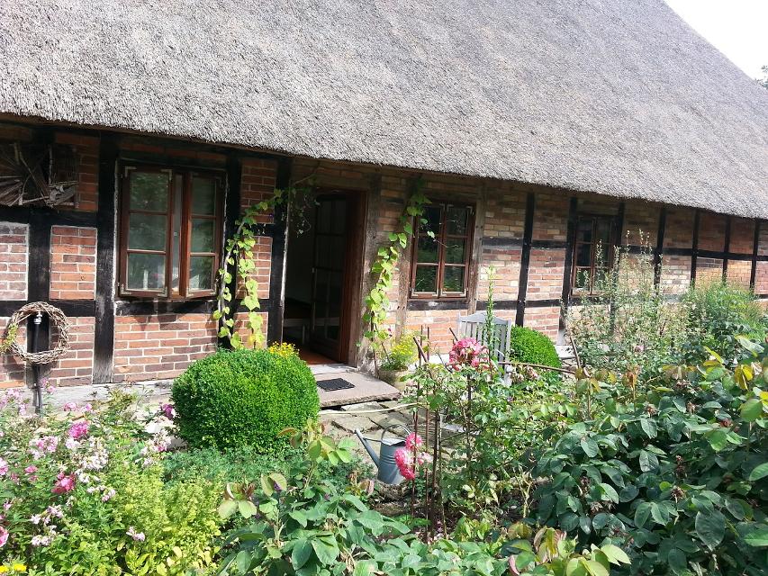 In einem denkmalgeschützten Bauernhaus befindet sich das 16 qm große Pensionszimmer mit kleinem Wohnzimmer und Terrasse. Am 