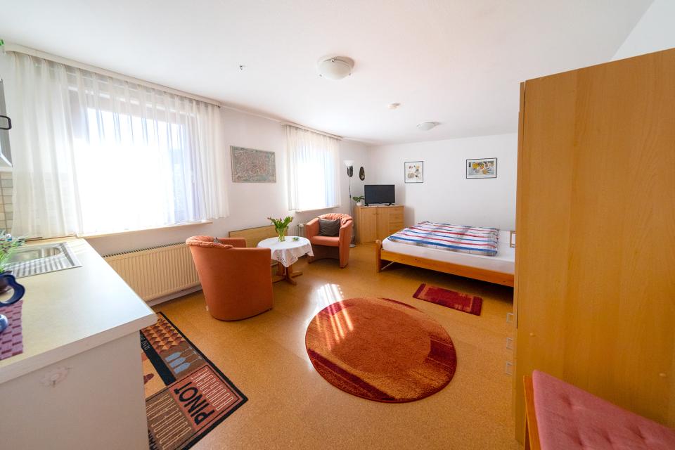 Einen günstigen Aufenthalt in zentraler und gleichzeitig ruhiger Lage in Uelzen können Gäste und Monteure in den beiden Einzel- und Doppelzimmern oder in der kleinen Ferienwohnung verbringen.        