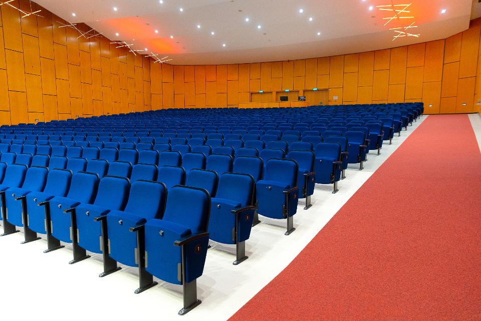 Zu sehen ist der Zuschauersaal des Theaters an der Ilmenau. Mehrere Stuhlreihen führen gestuft nach oben.