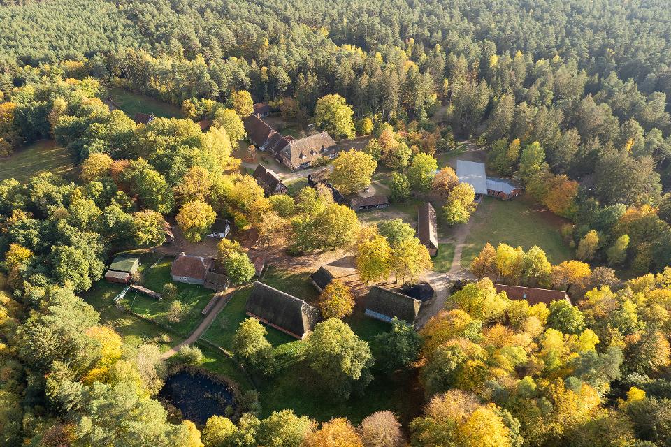 Museumsdorf Hösseringen Luftaufnahme mit Herbstfärbung