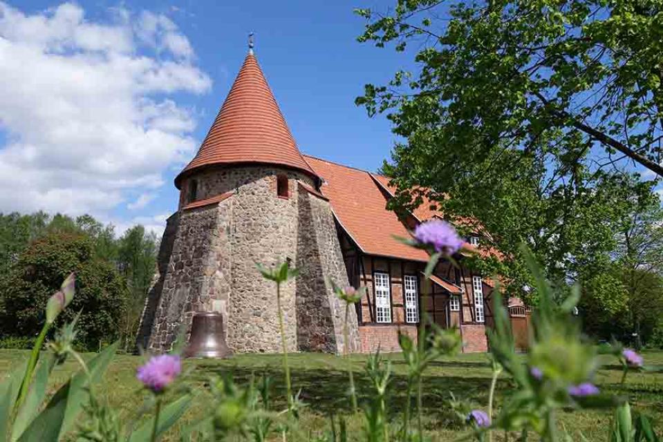 Ein Kirchturm aus dem Mittelalter