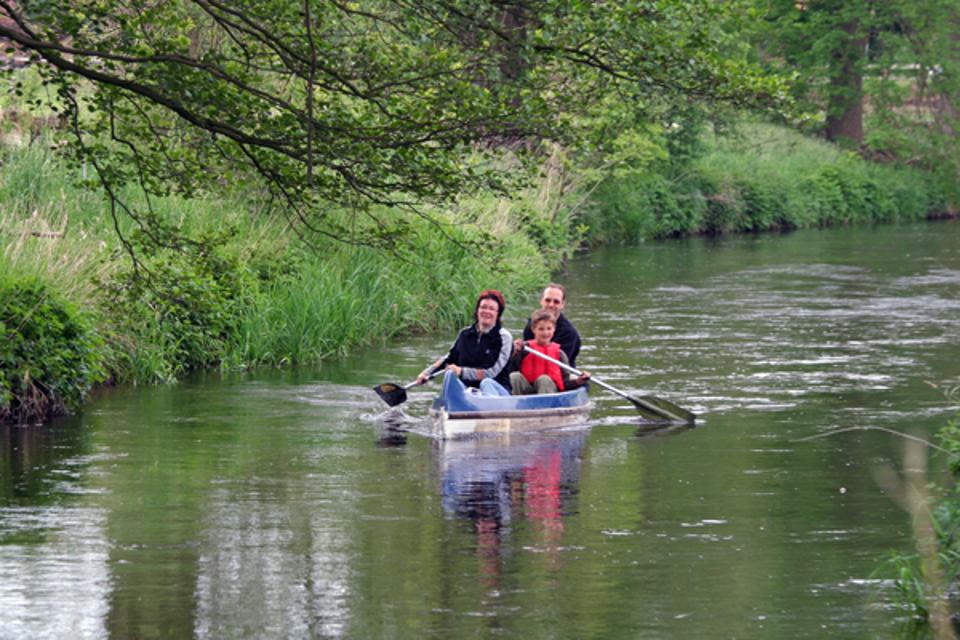 Eine Familie fährt mit einem Kanu auf der Gerdau