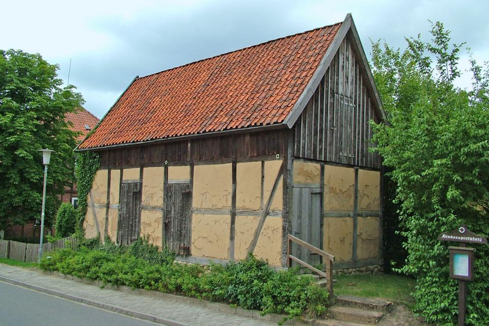 Historischer Fachwerkspeicher, der einst zur alten Schule von Hösseringen gehörte.
