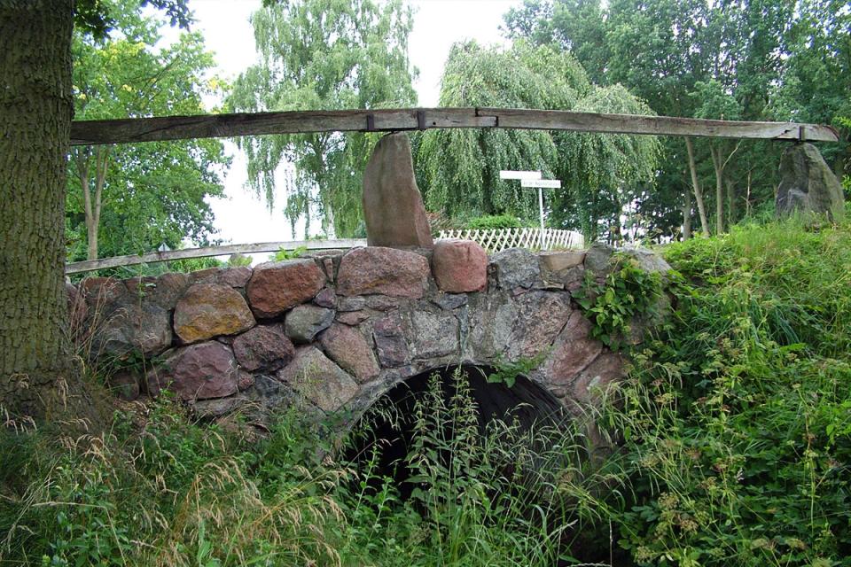 Historische Brücke aus bearbeiteten Findlingen.