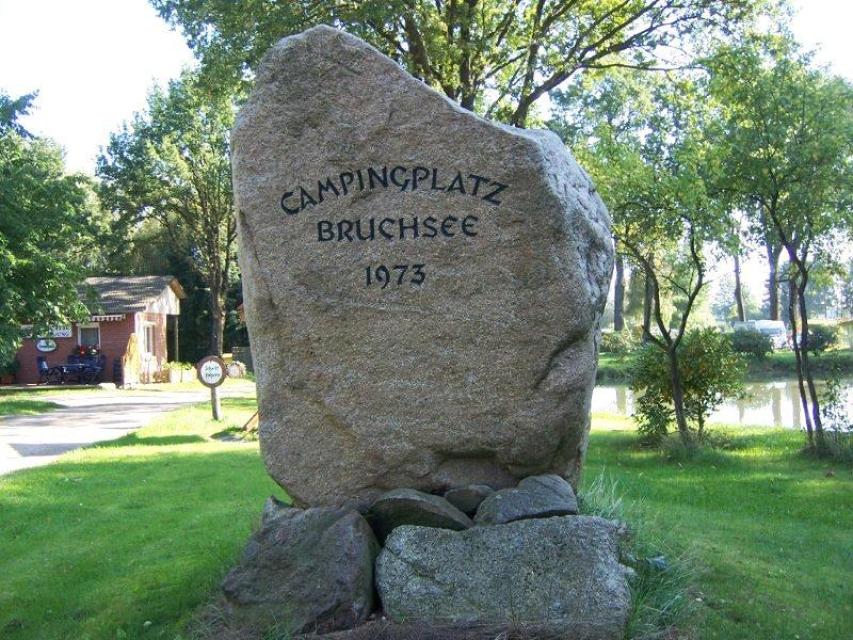 Der familiär geführte Campingplatz Bruchsee liegt in Randlage des Heideortes Brockhöfe in der Lüneburger Heide.