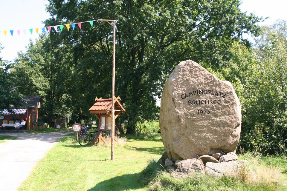 Großer Stein mit Aufschrift neben dem Eingang des Campingplatzes