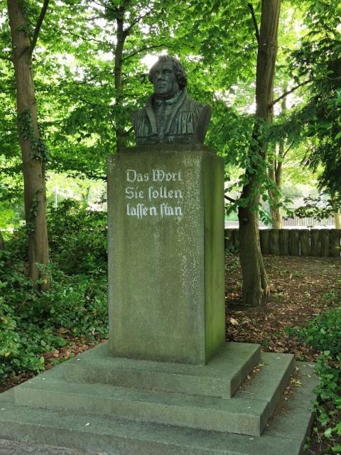 Bronzene Luther-Büste auf Steinsockel mit Inschrift: "Das Wort Sie sollen lassen stan".